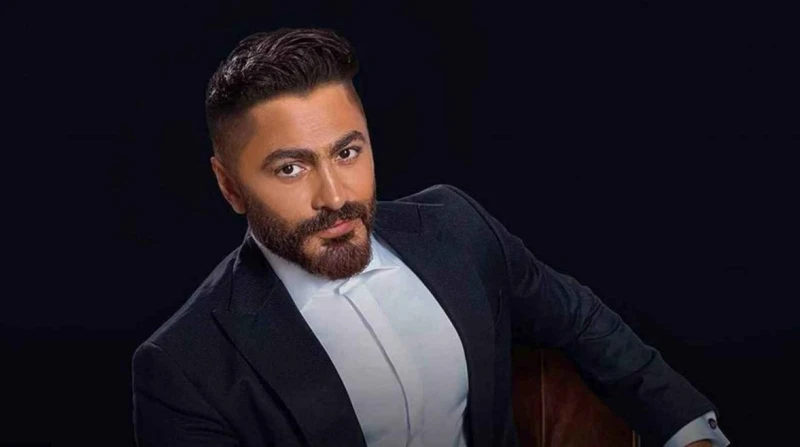 القبلات تضع تامر حسني في مواقف محرجة تعرض الفنان تامر حسني لموقف محرج من إحدى المعجبات بعد أن طلبت منه التقاط صورة تذكارية معه، لتفاجئه بعدها بقبلة