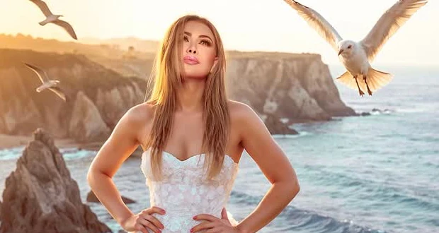 نوال الزغبي.. يا مشاعر: بداية موجعة لألبوم لا يشبه سواه افاق عربية - بصوتها العابق بالإحساس، ورؤيتها الفنية المتجددة، عادت النجمة الذهبية نوال الزغبي لتشعل مشاعر الجمهور بأولى أغني