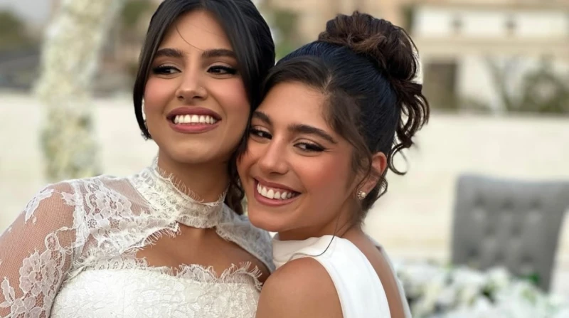بالأحضان.. الفرحة تغمر مايان السيد في احتفالها بعقد قران شقيقتها احتفلت الفنانة الشابة مايان السيد، بعقد قران شقيقتها في إحدى القاعات الخاصة بمحافظة
