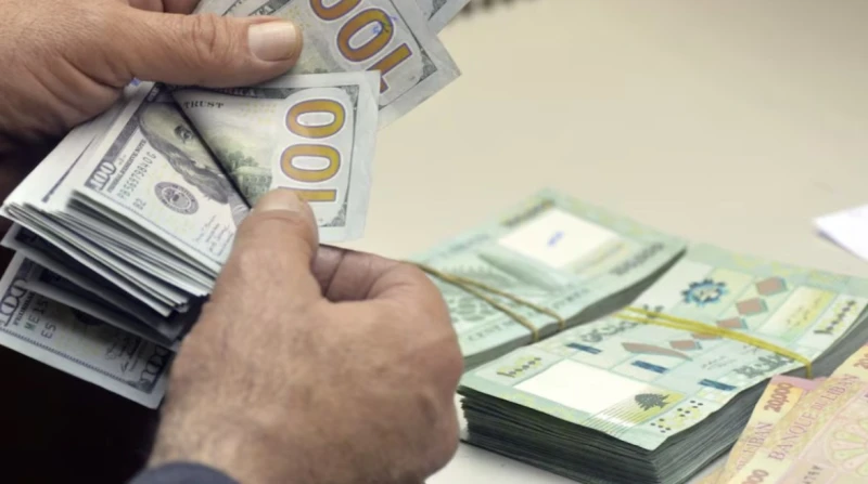 10 قروش.. سعر الدولار يواصل تراجعه أمام الجنيه بالبنوك واصل سعر الدولار الأمريكي انخفاضه أمام الجنيه المصري، في عدد من البنوك، اليوم الأربعاء 21 مايو 2025، وذلك خلال التعاملات المص