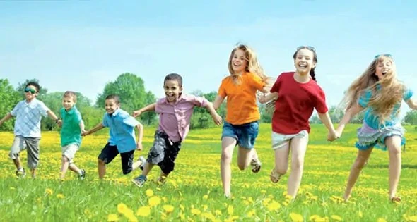 اجازة الأطفال على الأبواب.. نصائح ذهبية لمراقبة اللعب بهدوء مع اقتراب اجازة اخر العام الدراسي، يجد الكثير من الآباء أنفسهم أمام تحدي كيفية تنظيم وقت أبنائهم بين اللعب والاستراحة، د