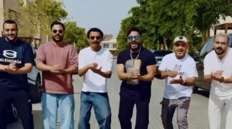 تامر حسني يحمس جمهوره لقلودة.. تحدي أفضل 10 أشخاص يستعد الفنان تامر حسني، ومؤدي المهرجانات أحمد بحر الشهير بكزبرة، لإحياء حفل جماهيري يوم 23 مايو المقبل.ومن المقرر أن يجتمع الثنائي