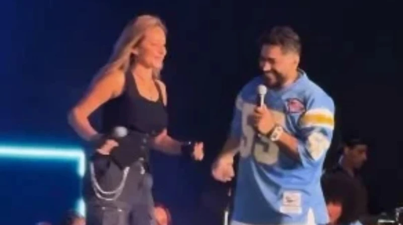 نيللي كريم تشارك تامر حسني الغناء في حفل ريد بول جوك بوكس انطلق منذ قليل، حفل الفنان تامر حسني في ريد بول جوك بوكس بالقاهرة الجديدة، حيث أضفى أجواء حماسية على المسرح منذ لحظة صعوده