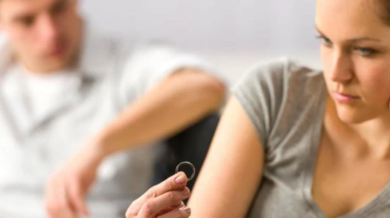 إيدز وإثبات نسب.. نزاع قضائي بين شاب وفتاة تدعي الزواج العرفي شهدت محكمة الأسرة في الحي 11 بأكتوبر واقعة مثيرة، حيث ادعت سيدة أنها تزوجت عرفيا من تاجر خلال الفترة من 2019 إلى 2021،