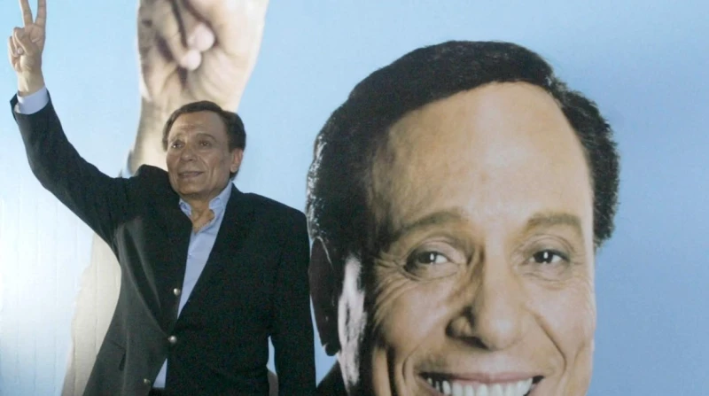 عادل إمام.. رجل لا يخاف الموت دائم الإبداع، دائم التألق، صنع أسطورته بنفسه وأجبر الجميع على احترام موهبته والاقتناع بقدراته، حتى أصبح زعيما للفن في مصر والوطن العربي.أسطورة عادل إم