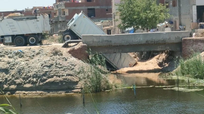 حفرة تبتلع تريلا.. انهيار جزئي ل كوبري العبد في البحيرة (صور) شهد مركز أبو المطامير بمحافظة البحيرة، انهيار جزئي لكوبري العبد بطريق كفر الدوار أبو المطامير، أثناء عبور سيارة نقل ثق