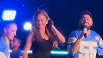 بالصور.. نيللي كريم مفاجأة حفل تامر حسني في ريد بول جوك بوكس شهد حفل تامر حسني في ريد بول جوك بوكس مفاجأة فنية مميزة أشعلت حماس الجمهور، حيث شهد الحفل حضور عدد ضخم من جمهور تامر حس