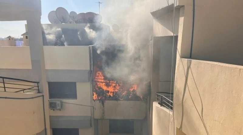 حريق في عقار من 7 طوابق بالدقي.. الحماية المدنية تتدخل نشب حريق في عقار مكون من 7 طوابق بشارع حسن رمضان المتفرع من شارع سليمان جوهر بمنطقة الدقي في