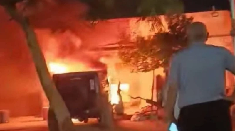 بداخلها سيارة فاخرة.. حريق هائل يلتهم ورشة في حلوان نشب حريق هائل في ورشة تحتوي على سيارة فاخرة بمنطقة حلوان، حيث هرعت فرق الإطفاء بسرعة إلى مكان الحريق لإخماده.وقال شهود عيان في ت