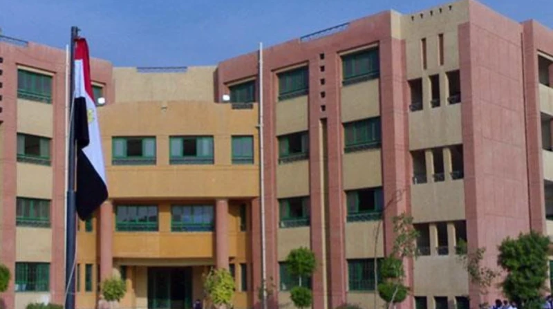 مطاردة في الحوش.. مشاجرة طالبين داخل مدرسة خاصة بالوراق تنتهي بكارثة شهدت مدرسة خاصة بمنطقة الوراق، حادثة مؤسفة، حيث وقعت مشاجرة بين طالبين ووالد أحدهما بعد مطاردة في فناء المدرسة،