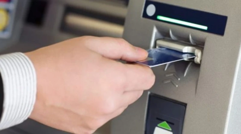 تجنب مفاجآت الخصم.. تعرف على رسوم السحب من البنوك تعتبر رسوم السحب من البنوك من الجوانب الهامة التي يجب أن يضعها العملاء في اعتبارهم عند إدارة حساباتهم البنكية، حيث تختلف هذه الرسو