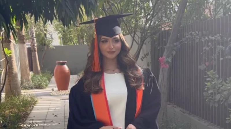 بعد تخرجها من الجامعة.. 10 معلومات عن حلا الترك تفاعل الجمهور بشكل كبير مع احتفال المغنية البحرينية حلا الترك بتخرجها من الجامعة، بعد دراستها لمجال تصميم الأزياء.تخرج حلا التركونشر