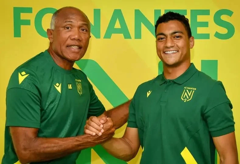 رحيل كومباريه يفتح أبواب الأمل أمام مصطفى محمد في نانت أعلن نادي نانت الفرنسي بشكل رسمي رحيل مدربه أنطوان كومباريه عن قيادة الفريق، موجها له الشكر بعد موسم مخيب للآمال. وجاء القرار