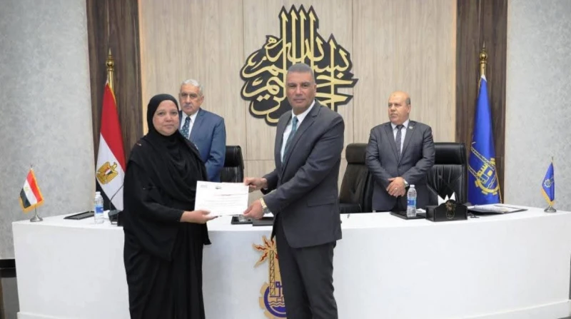 محافظ أسوان يكرم منى نجار الأم المثالية الثانية على مستوى مصر على هامش ترؤسه لجلسة المجلس التنفيذي، كرم محافظ أسوان، إسماعيل كمال، السيدة منى نجار سليمان، ابنة مدينة دراو، التي حاز