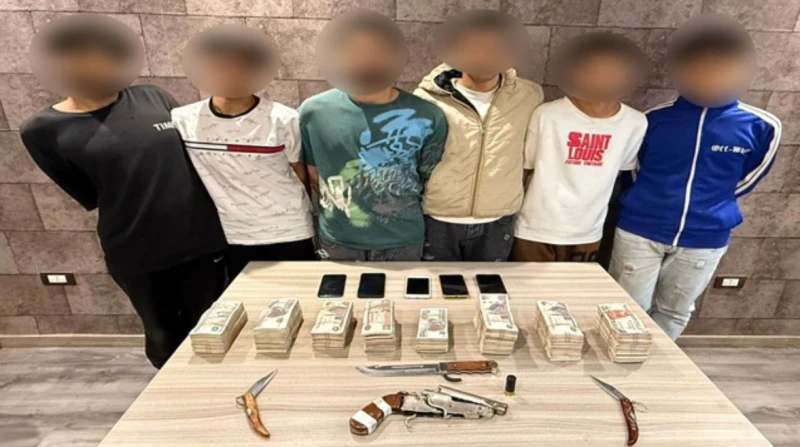 العامل شريك الحرامية.. كشف لغز السطو على شركة في الزيتون تمكنت الأجهزة الأمنية بمديرية أمن القاهرة، من كشف لغز واقعة السطو على إحدى الشركات بمنطقة الزيتون، التي تم فيها تقييد عاملي