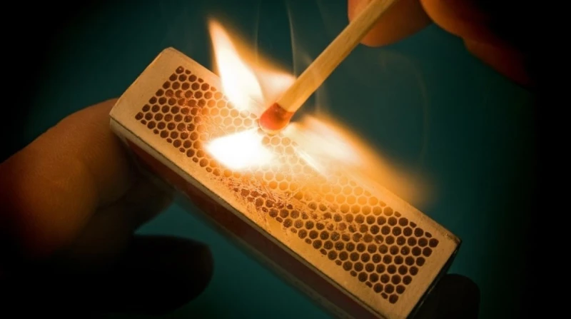 داخل مول شهير.. سيدة تنهي حياتها حرقا بسبب القرض في لحظة ضيق نفس وفقدان أمل، أقبلت إحدى السيدات على إشعال النيران في نفسها، داخل مول شهير بمنطقة شبرا الخيمة، بسبب تعثرها عن سداد قر