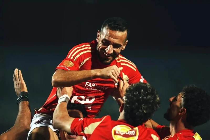 علي معلول يودع الأهلي ببصمة ذهبية في ليلة التتويج بالدوري ال45 في ليلة اختلطت فيها دموع الفرح بلحظات الوداع، ودع النجم التونسي علي معلول جماهير الأهلي بأسلوبه الخاص، حيث قدم تمريرت