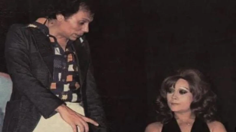 واقعة عمرها 49 سنة.. عادل إمام يغزل الضحك على المسرح من ذاكرة النسيان عرف عادل إمام دائما بدقته في حفظ الحوار، لا يحتاج إلى ملقن، ولا يجرب حظه مع الارتجال غير المدروس، لكنه في تلك 