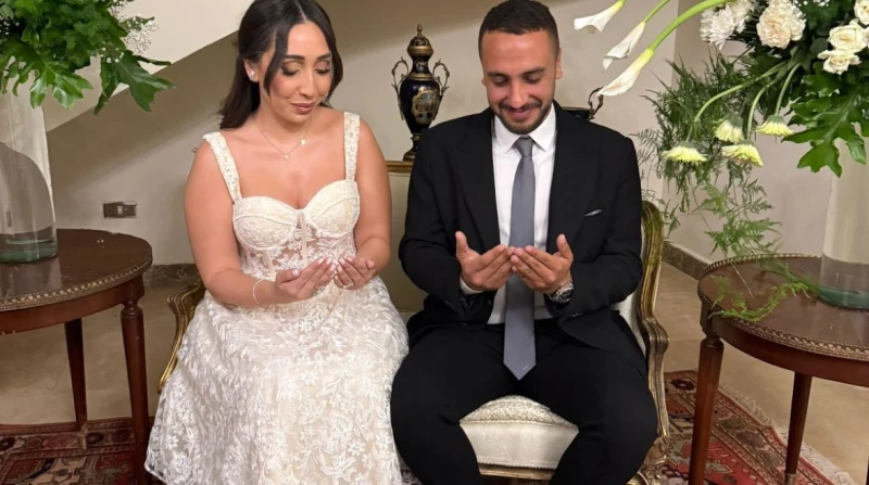 خالد سامي العدل يحتفل بخطوبته بحضور الأهل والأصدقاء (صور) احتفل المخرج خالد سامي العدل، نجل الفنان الراحل سامي العدل، بخطوبته على فتاة تدعى هنا الألفي، ابنة الكاتبة ماجدة نور الدين