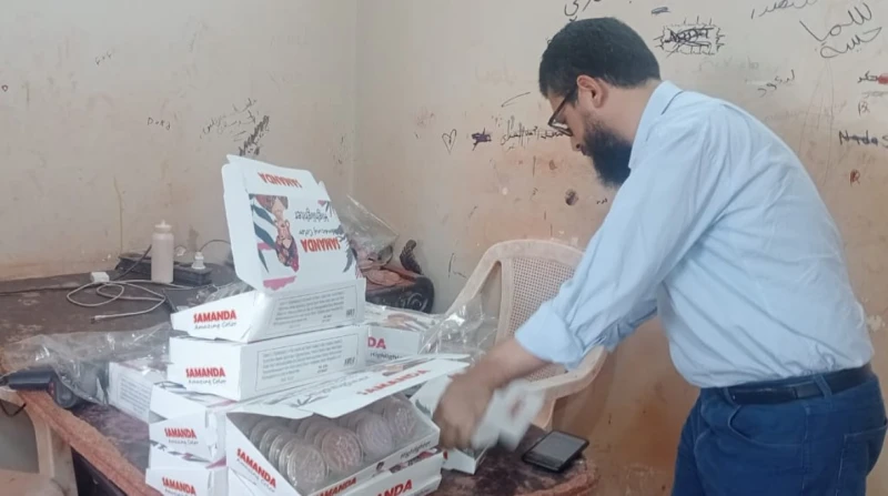 ضبط مصنع أدوات تجميل مغشوشة بالإسكندرية شنت مديرية التموين والتجارة الداخلية بمحافظة الإسكندرية حملة أسفرت عن ضبط ورشة غير مرخصة، تصنع مستحضرات تجميل باستخدام مواد خام مجهولة المصد