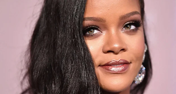 هجوم على ريهانا بسبب .. والجمهور يصفها بالأسوأ في مسيرتها افاق عربية - فور صدور أغنيتها الجديدة ، واجهت النجمة العالمية ريهانا موجة حادة من الانتقادات عبر مواقع التواصل الاجتماعي،