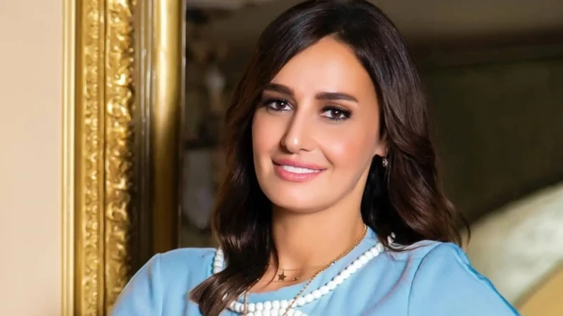 مخرج شهير يسخر من حلا شيحة بعد تكرار غيابها وظهورها افاق عربية - سخر المخرج أمير رمسيس من كثرة قرارات الفنانة حلا شيحة بالغياب عن الساحة الفنية ثم العودة لها مرة اخرى، وذلك على خلف