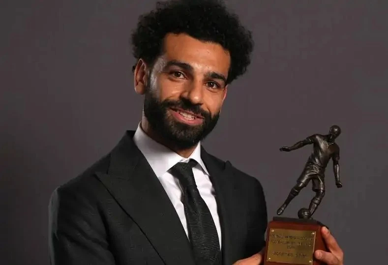 الموعد والقنوات الناقلة محمد صلاح يستعد لتسلم جائزة أفضل لاعب في الدوري الإنجليزي الليلة يترقب عشاق كرة القدم العربية والعالمية لحظة تكريم النجم المصري محمد صلاح في حفل رابطة الكتا