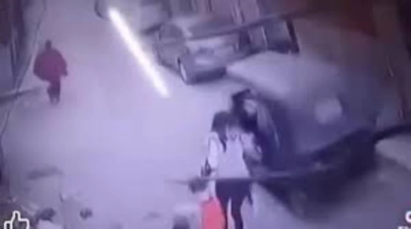 سيء القصد.. تفاصيل حبس المتهم بإعادة نشر فيديو خطف طفل الوراق رصدت الأجهزة الأمنية تداول مقطع مرئي على موقع التواصل الاجتماعي فيسبوك، يظهر فيه قائد توكتوك يقوم باختطاف طفل كان يسير