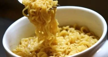 دراسة تحذر: الإفراط في تناول المكرونة سريعة التحضير يزيد خطر الإصابة بالسرطان حذر خبراء الصحة من الإفراط في تناول المكرونة سريعة التحضير، التي قد تزيد المخاطر الصحية بنسبة 55، وتسب