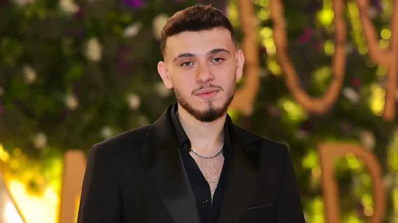 الشامي يدخل التاريخ بإنجاز غير مسبوق افاق عربية - حقق الفنان الشاب الشامي إنجازا تاريخيا غير مسبوق، بعد أن تصدر بأغنيته وين قائمة بيلبورد عربية 100 فنان، ليصبح بذلك أصغر فنان يحقق 