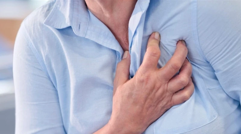 بسبب رش المياه.. وفاة مدرس مسن بأزمة قلبية في أسيوط توفي مساء اليوم الأحد مدرس رياضيات مسن على المعاش، إثر إصابته بأزمة قلبية بعد مشادة كلامية مع أحد جيرانه بسبب رش المياه غير النظ