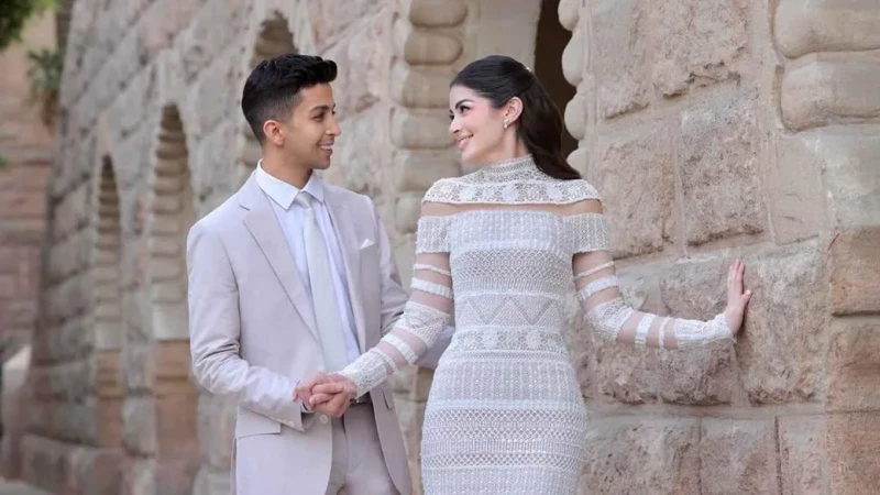 زفاف ليلى أحمد زاهر وهشام جمال في أجواء ساحرة احتفل الوسط الفني بزفاف الفنانة المصرية الشابة ليلى أحمد زاهر والمنتج هشام جمال في أجواء ساحرة عند سفح هرم سقارة، مساء يوم الأربعاء. ه