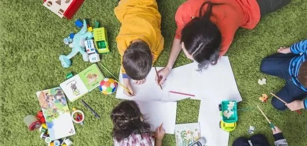 10 عادات ترفيهية تنمي ذكاء الأطفال وتمنحهم وقتا ممتعا في زمن أصبحت فيه الشاشات تحتل معظم أوقات الأطفال، تبحث الأسر عن أنشطة بديلة تشبع احتياجات الصغار للعب والاكتشاف، دون أن تؤثر س