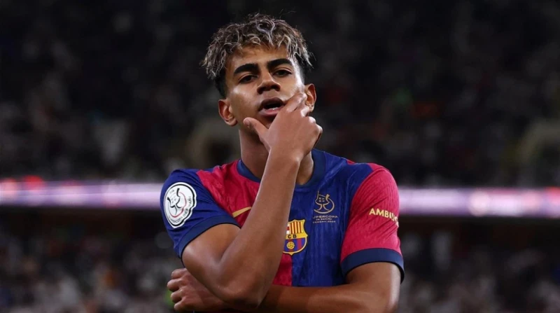 رقم 10 ينتظره.. قرار جديد من برشلونة بشأن لامين يامال يستعد نادي برشلونة لاتخاذ قرار مهم بشأن مستقبل نجمه الشاب لامين يامال، ضمن التحضيرات الجديد لانطلاق الموسم الجديد للفريق.موسم 