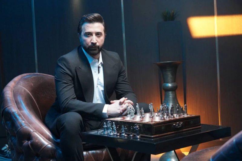 عبد الكريم حمدان: هزوا الأرض دعوة لنثر المحبة بين السوريين افاق عربية - تزامنا مع احتفالات السوريين برفع العقوبات الدولية عن بلدهم بعد سنوات من العجز والمعاناة، أطلق الفنان السوري 