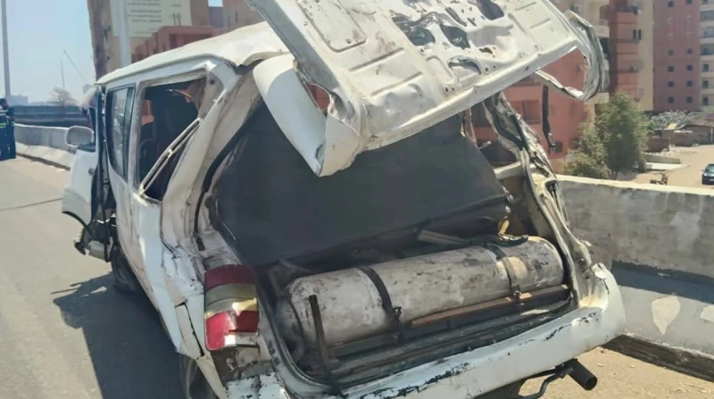 رفع آثار حادث انقلاب ميكروباص بدائري المنيب (صور) شهد الطريق الدائري بالمنيب اتجاه المعادي حادث انقلاب سيارة ميكروباص، ما تسبب في شلل بالحركة المرورية للطريق.تفاصيل حادث انقلاب دائ