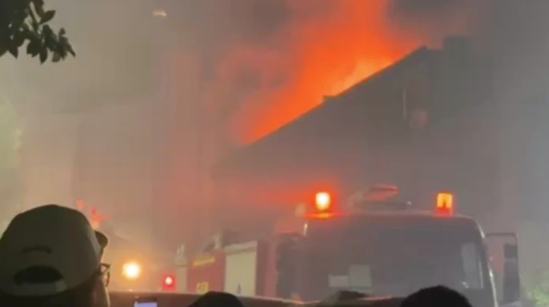 أثناء تأدية الامتحانات.. حريق داخل مدرسة الشيخ زايد الثانوية بنات اندلع حريق مفاجئ داخل مدرسة الشيخ زايد الثانوية بنات بمحافظة الجيزة، اليوم الأحد، أثناء تأدية الطالبات للامتحانات،