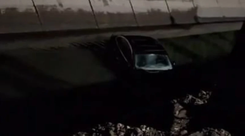 طبيب ينجو من الموت بعد سقوط سيارته في ترعة بالغربية شهد طريق قرية ميت بره بمركز ومدينة زفتى بمحافظة الغربية، سقوط سيارة ملاكي داخل إحدى الترع، وإصابة قائدها بإصابات مختلفة ومتفرقة 