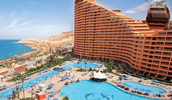 صور تفضح أزمة بورتو السخنة.. ملاك يرفعون لافتات احتجاجية من الشرفات بسبب تدهور الخدمات وارتفاع الأسعار في واقعة أثارت جدلا واسعا عبر منصات التواصل الاجتماعي، تداول عدد كبير من المس