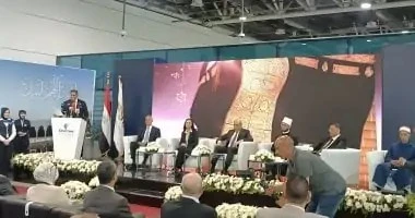 احتفالية ضخمة بمطار القاهرة لتوديع أول أفواج الحج المصري في لحظة طال انتظارها، انطلقت فعاليات احتفالية وزارة الطيران المدني داخل الصالة الموسمية بمطار القاهرة الدولي، والتي خصصت با