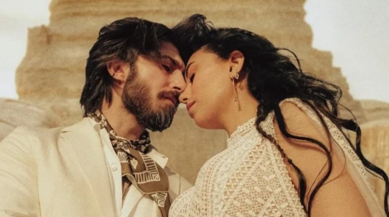 قلبه دق.. نجل فنان سوري يلفت الأنظار مع فتاة حسناء أمام الأهرامات فاجأ المخرج السوري السدير مسعود متابعيه، بنشر مجموعة صور أعلن من خلالها خطبته مهندسة ديكور مصرية.ونشر نجل الفنان ا