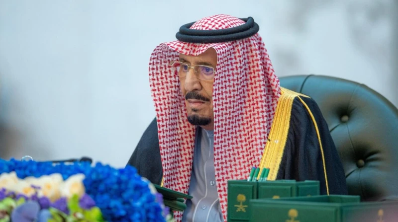 خادم الحرمين يعلن استضافة ألف حاج فلسطيني على نفقته الخاصة وجه الملك سلمان بن عبدالعزيز آل سعود، باستضافة 1000 حاج وحاجة من ذوي الشهداء والأسرى