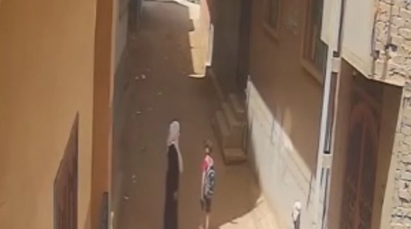 الداخلية تكشف حقيقة خطف طفل في السنبلاوين كشفت أجهزة وزارة الداخلية ملابسات تداول مقطع فيديو عبر مواقع التواصل الاجتماعي، زعم فيه قيام فتاة بمحاولة خطف طفل ووضع غطاء الرأس على وجهه