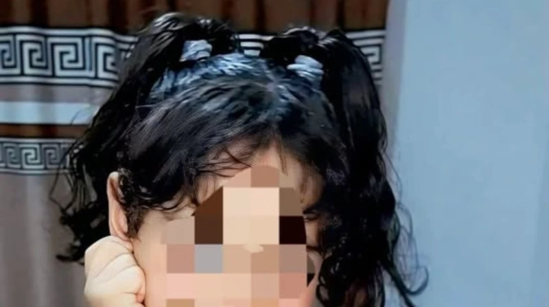 ملك بلا شهادة ميلاد.. طفولة محرومة وحق ينتظر الإنصاف تلقى خط نجدة الطفل بلاغا إنسانيا بشأن الطفلة ملك، ذات الخمسة أعوام، والتي تعيش حياة قاسية محرومة من أبسط حقوقها، وعلى رأسها الح