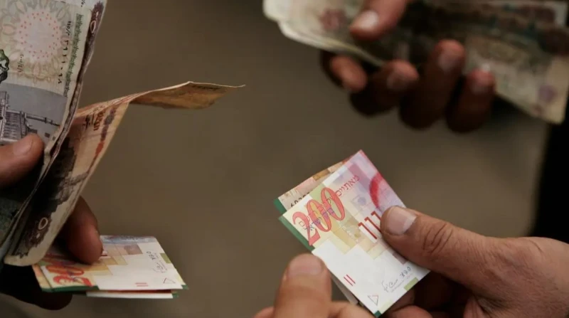 خزائن الدولارات.. هل تعاقب رئيس جامعة 6 أكتوبر بتهمة الاتجار بالعملة؟ أثارت واقعة سرقة منزل الدكتورة نوال الدجوي، رئيسة مجلس أمناء جامعة 6 أكتوبر، حالة من الجدل بعد الكشف عن فقدان