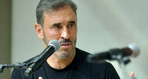 كاظم الساهر يعلق على اللوك الجديد: والله ما مساوي شي! افاق عربية - بطريقته العفوية التي اعتادها جمهوره، علق النجم العراقي كاظم الساهر على الضجة التي أثارها ظهوره الأخير بتسريحة شعر