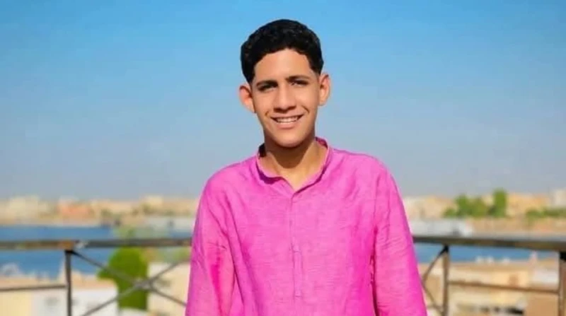 بعد 6 أيام من البحث.. انتشال شاب غرق في نيل الأقصر سادت حالة من الحزن والأسى في قرية البعيرات غرب محافظة الأقصر، عقب انتشال جثمان الشاب عمر قناوي والبالغ من العمر 16 عاما، ابن قرية
