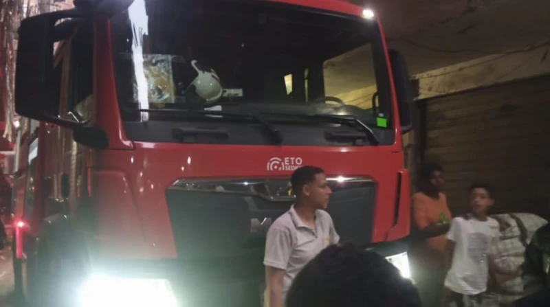 3 سيارات إطفاء تحاول السيطرة على حريق برج سكني في فيصل (صور) شب حريق هائل في برج مكون من 12 طابقا بمنطقة فيصل بالجيزة، وهرعت قوات الحماية المدنية ب 3 سيارات إطفاء إلى مكان الحريق ل