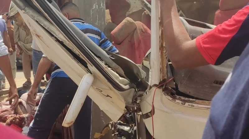 الميكروباص اتقسم نصين.. 10 سيارات إسعاف إلى موقع حادث مروع بأكتوبر شهد طريق الواحات بمدينة 6 أكتوبر اتجاه الفيوم، حادث انقلاب سيارة ميكروباص وهرعت 10