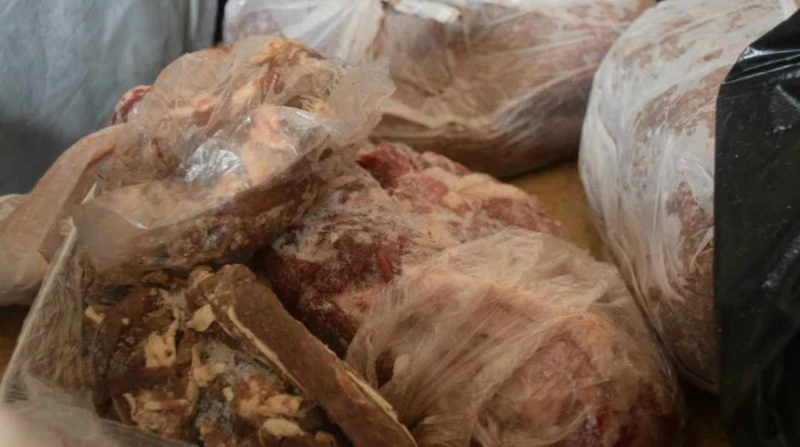 حملة قبل العيد.. ضبط لحوم فاسدة ودواجن محقونة بالمياه في بورسعيد كثفت مديرية التموين ببورسعيد حملاتها الرقابية على الأسواق استعدادا لعيد الأضحى، وتمكنت من ضبط لحوم ودواجن غير صالحة